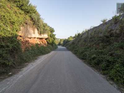 ...giriamo a destra per la vecchia provinciale 54, una spettacolare strada circondata dalla roccia che passa sopra il Ponte Antico tagliando in due la lama